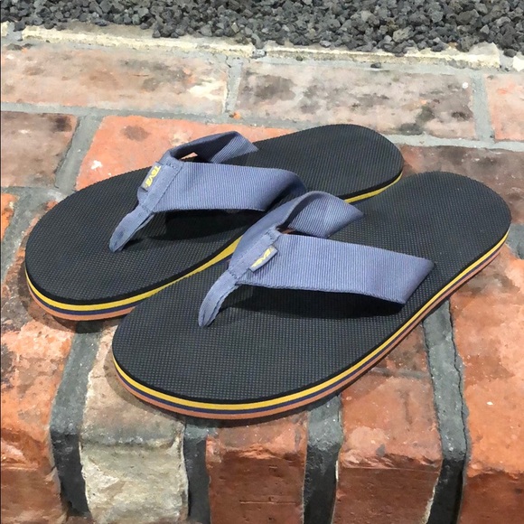 mens flip flops size 10